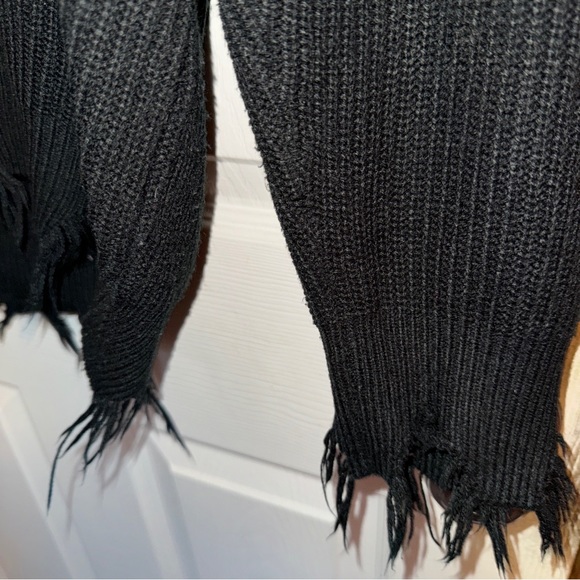 ✨$8!✨GeeGee Black V-Neck Distressed Frayed Hem Rib Knit Sweater - Picture 4 of 6